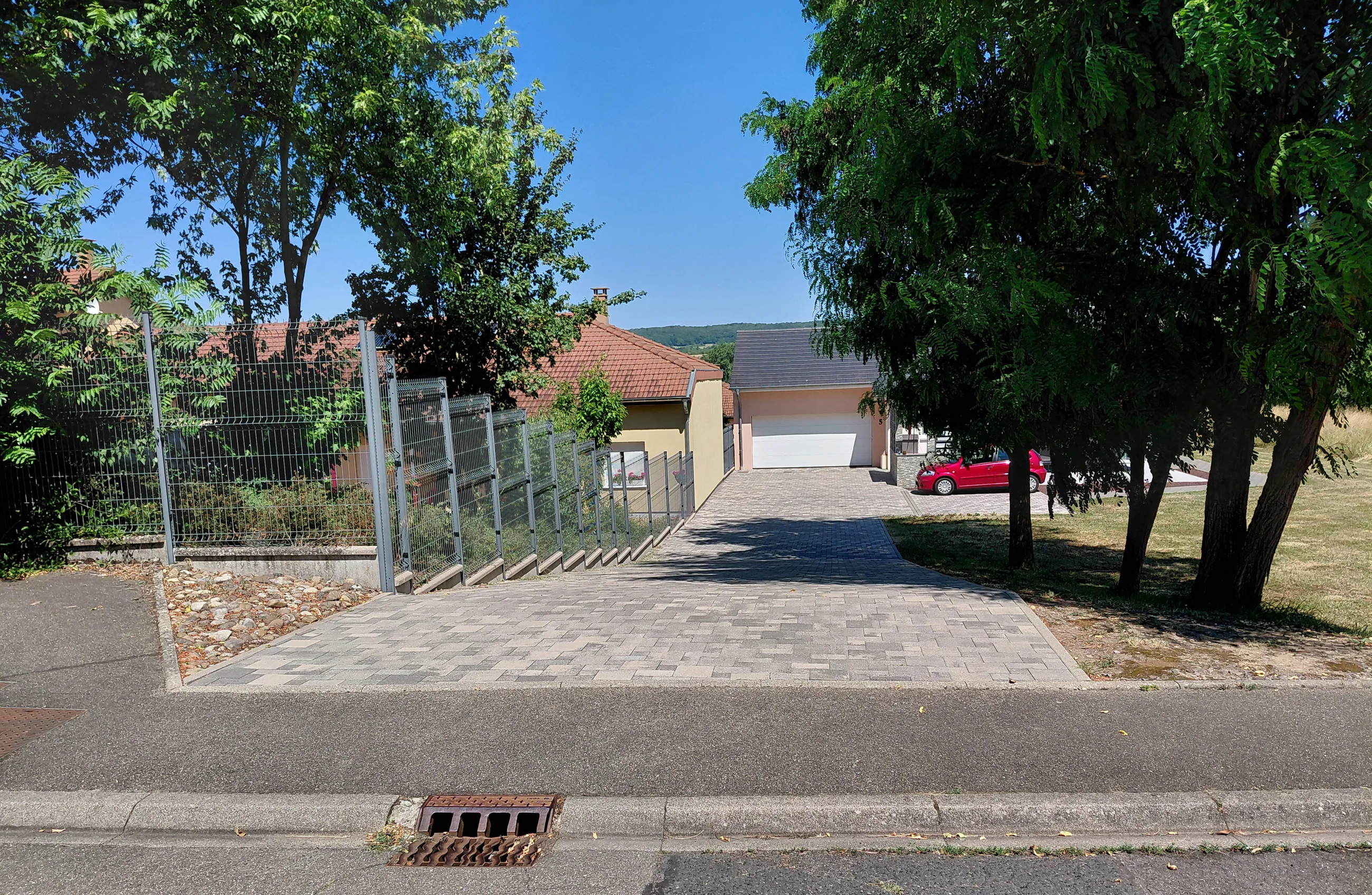 Neu gepflasterte Einfahrt und Hofzufahrt mit grauem Pflastersteinmix