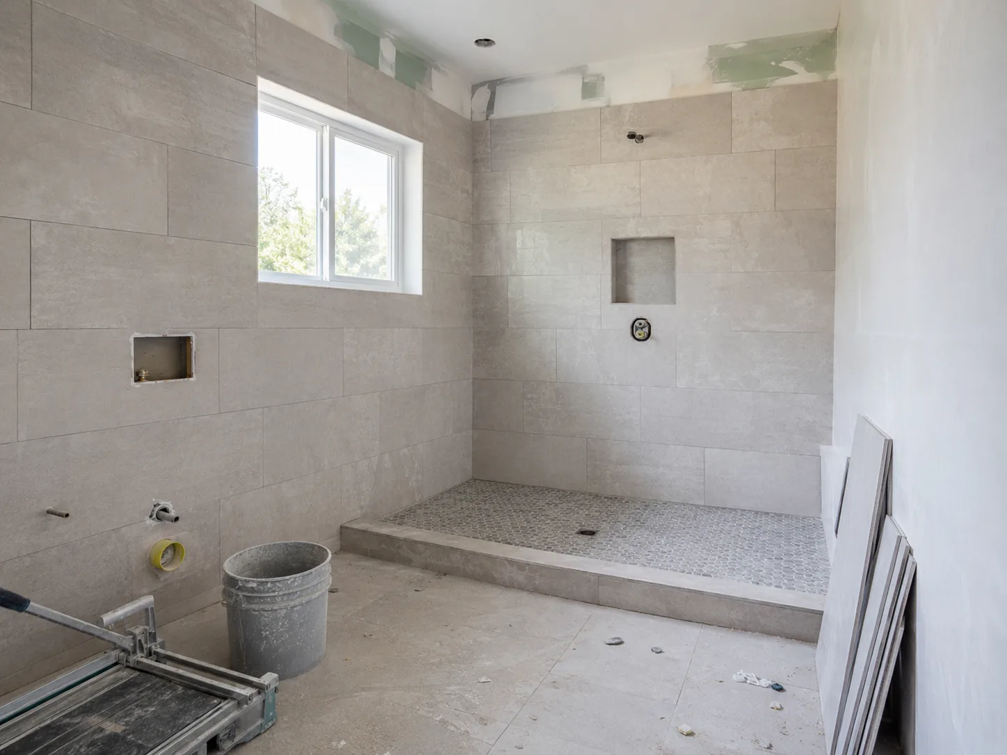 Badezimmer während Fliesenarbeiten und Duschvorbereitung