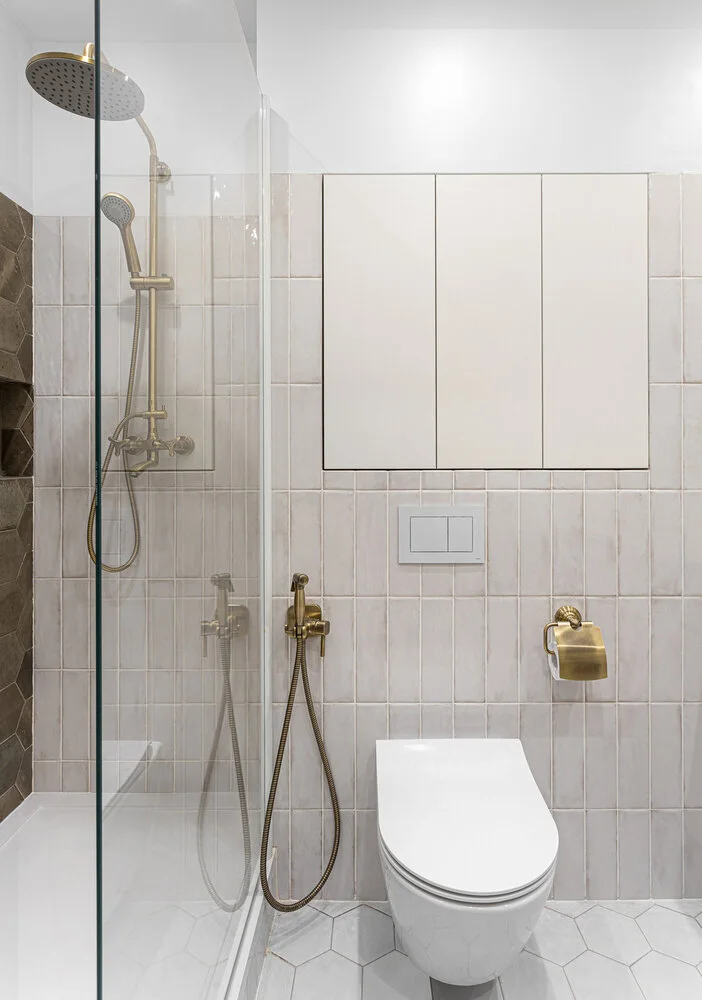 Fertig modernisiertes Badezimmer mit bodengleicher Dusche Glasabtrennung und wandhängendem WC