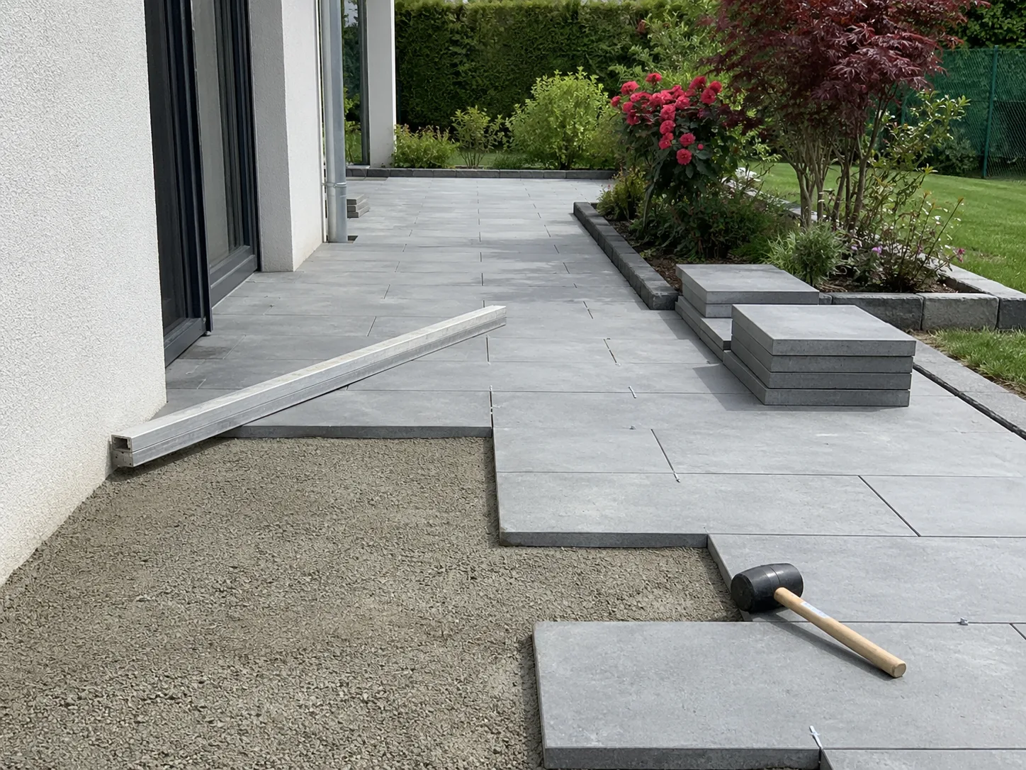 Terrassenplatten und vorbereiteter Unterbau im Garten