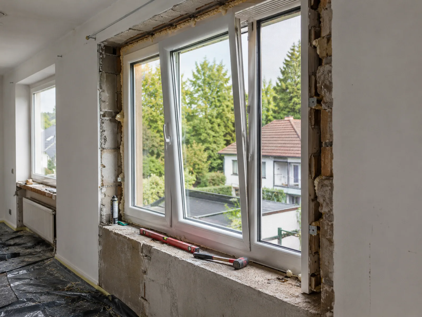 Fensterlaibung während einer Sanierung